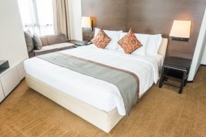תמונה של חדר שינה עם רהיטים מעוצבים מעץ מלא
